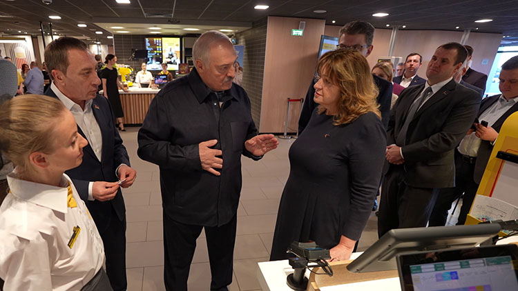 Надо и в районных центрах открывать – Лукашенко о расширении сети «Мак.бай»