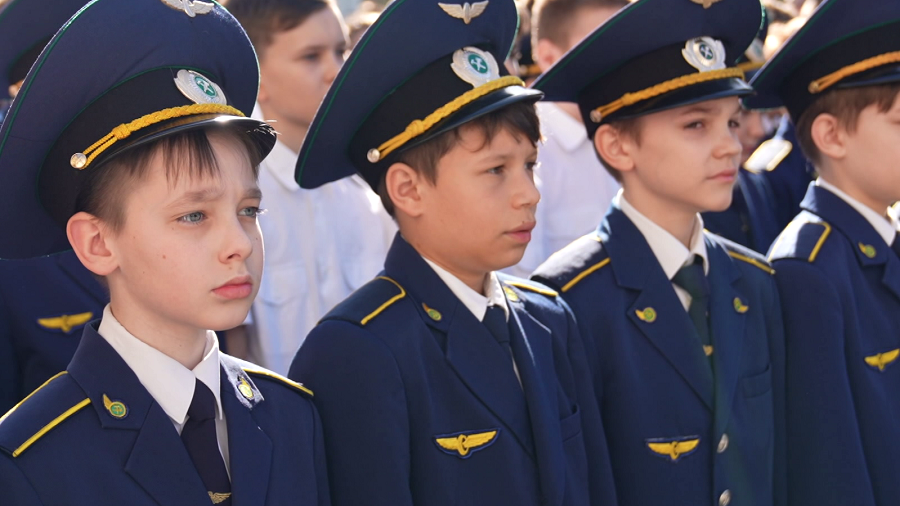 Сигналы, графики, форма и пассажиры – здесь все всерьез. Побывали на Детской железной дороге