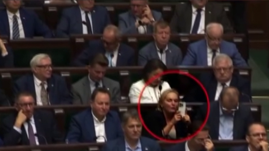 Депутат Сейма Польши начала лаять во время выступления вице-премьера и министра обороны