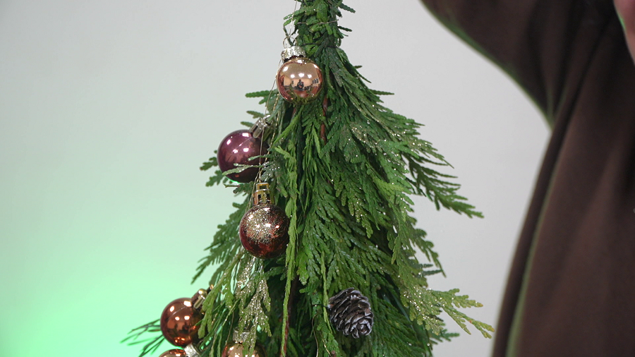 Как сделать новогоднюю ёлку своими руками? Мастер-класс от флориста-дизайнера