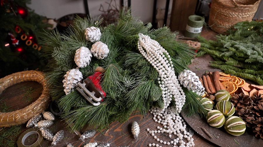 Понадобится пихта и декор – флорист показала, как сделать рождественский венок своими руками