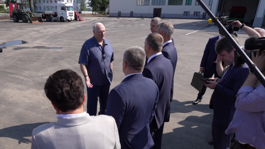 Лукашенко: райагросервисы должны стать опорными пунктами для отечественных производителей техники