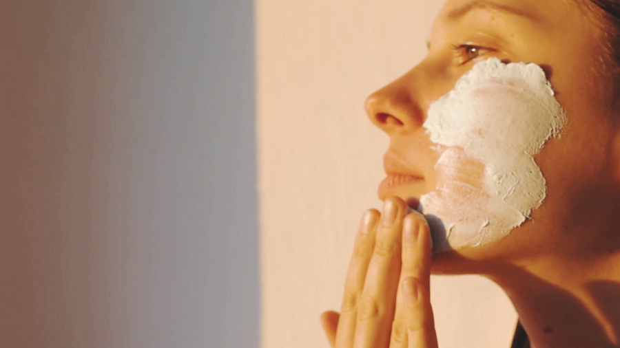 Никаких агрессивных компонентов! Косметолог рассказала, как ухаживать за кожей зимой 