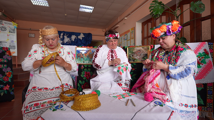 Ельский район богат рукодельницами! Познакомились с местными мастерицами и посмотрели на шедевры