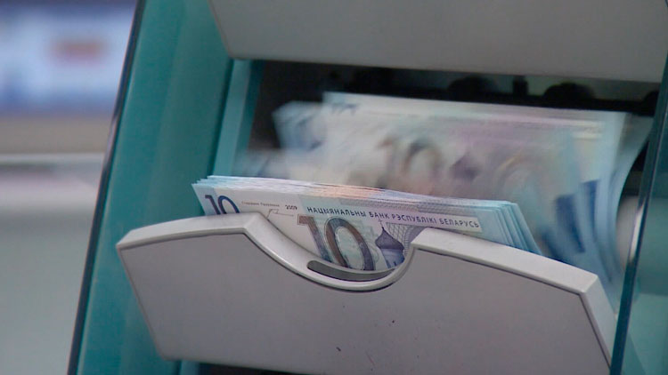 Средняя зарплата в Беларуси составила в эквиваленте больше $1 тыс.