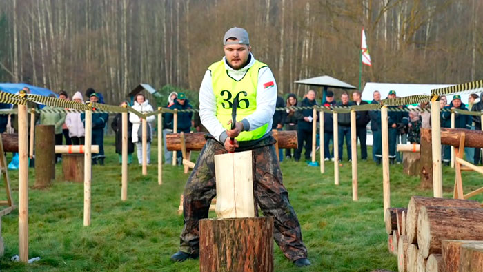 В Минском районе прошёл IV чемпионат по колке дров среди СМИ