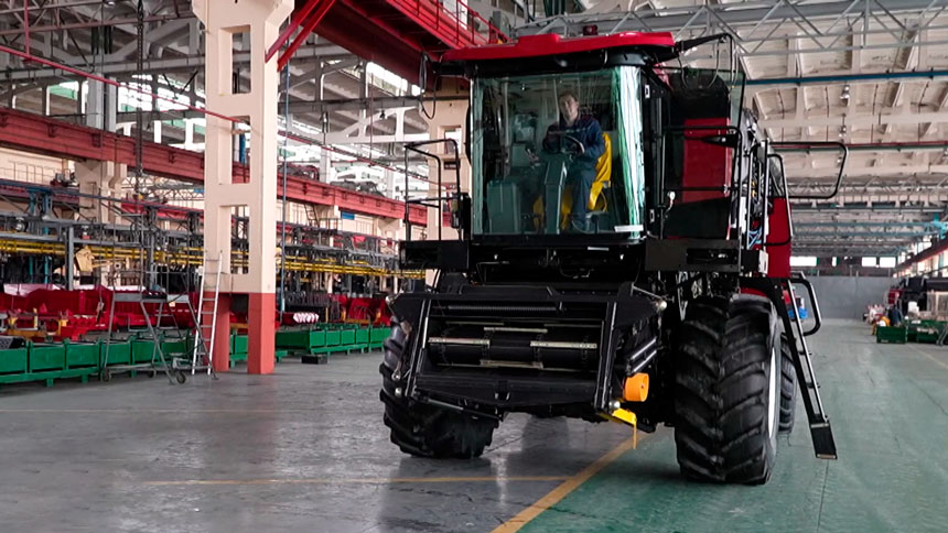 На предприятии «Гомсельмаш» представили модифицированную версию зерноуборочного комбайна На предприятии «Гомсельмаш» представили модифицированную версию зерноуборочного комбайна