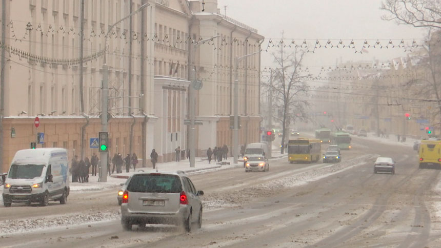 ЖКХ и дорожные службы организовали круглосуточную работу по расчистке улиц в Минске