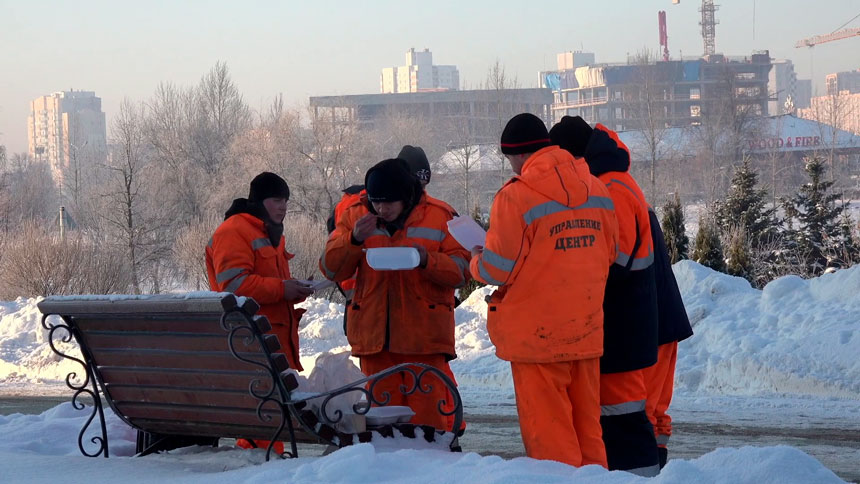 «Согрей теплом!» Горячее питание доставляют работникам ЖКХ, убирающим снег в Минске «Согрей теплом!» Горячее питание доставляют работникам ЖКХ, убирающим снег в Минске