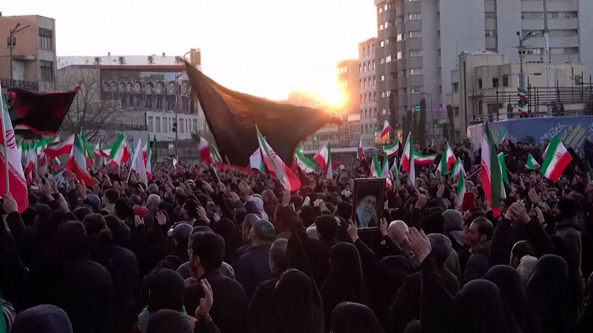 Демонстранты начали штурмовать посольства США по всему миру в знак солидарности с Ираном Демонстранты начали штурмовать посольства США по всему миру в знак солидарности с Ираном