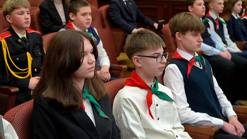 «Быть гражданином Беларуси – чрезвычайно почетная миссия». Сивец вручил паспорта 14-летним белорусам «Быть гражданином Беларуси – чрезвычайно почетная миссия». Сивец вручил паспорта 14-летним белорусам