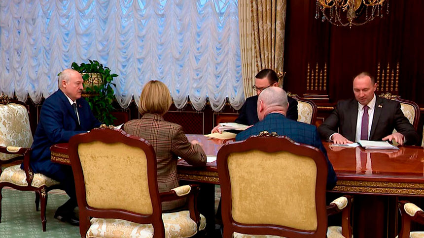 Лукашенко: такого позорища для мужиков трудно придумать! Женщина не может родить – не от кого!