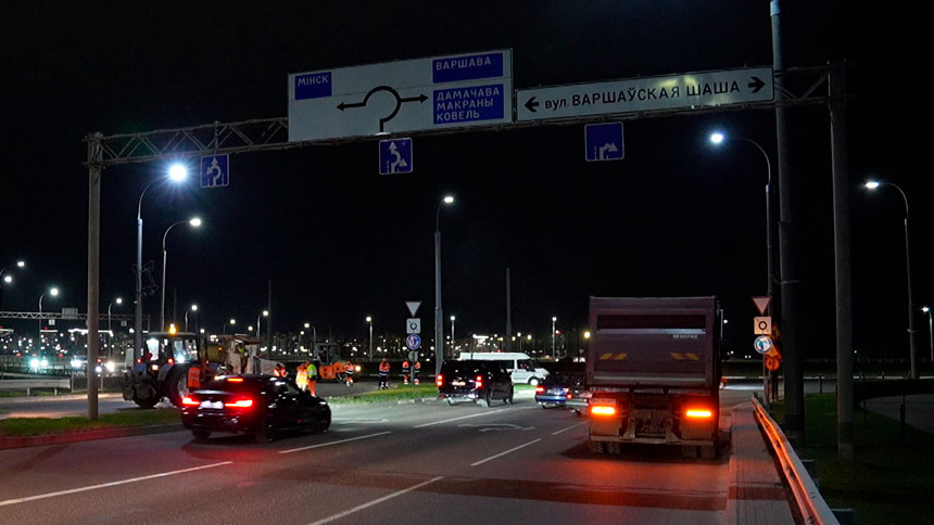 На Варшавском шоссе в Бресте дорожники переходят к ночному асфальтированию