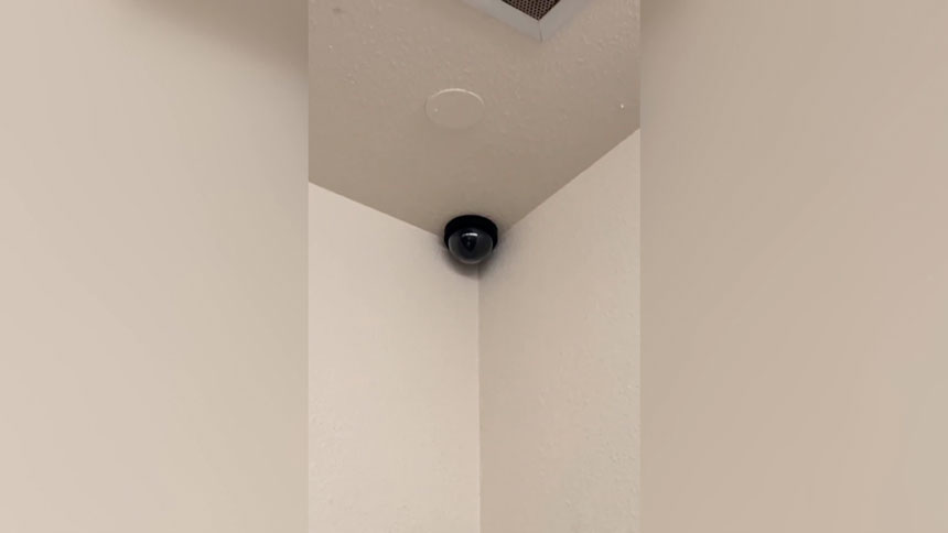 В польской школе разразился скандал: в туалетах нет дверей, но стоят камеры видеонаблюдения