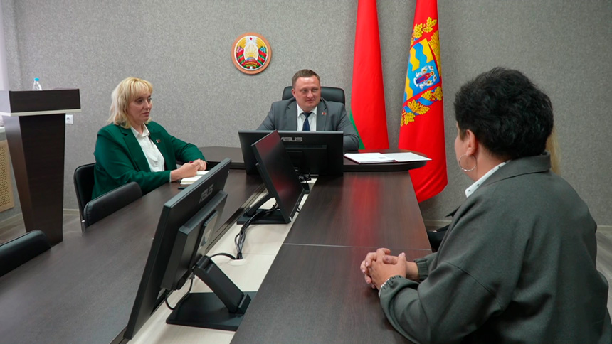 Сфера ЖКХ и благоустройство дворов – в Минской области прошел единый день депутата