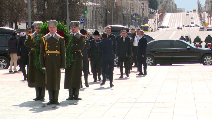 Премьер-министр Пакистана возложил венок к монументу Победы в Минске