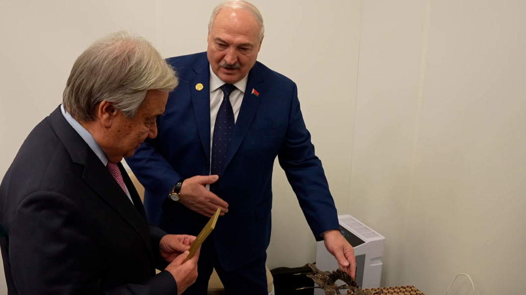 «Нам очень нужен мир» – Лукашенко подарил генсеку ООН скульптуру аистов «Нам очень нужен мир» – Лукашенко подарил генсеку ООН скульптуру аистов