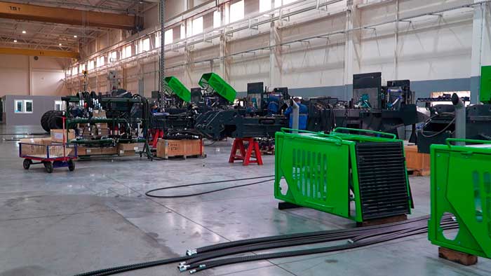 Как рождаются гиганты – побывали на производстве техники для заготовки леса в Логойске