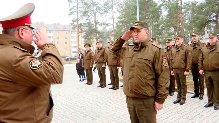 40 семей военнослужащих получили ключи от арендных квартир в Старых Дорогах