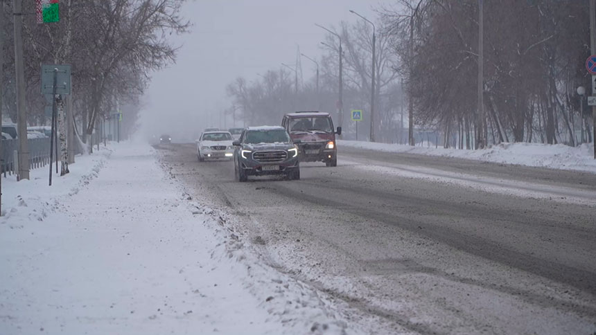 «Мы чистим, а он падает». В Гомельской области введён специальный план «Погода. Снежные заносы»