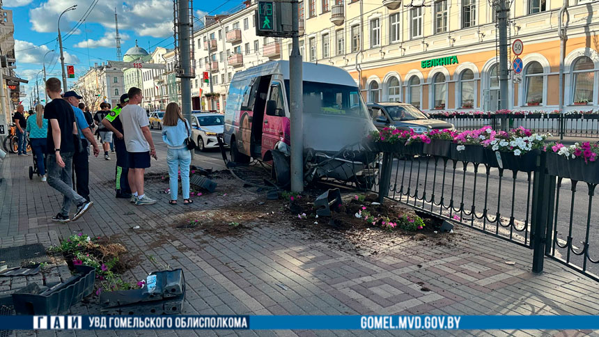 В Гомеле маршрутка врезалась в светофор – есть пострадавшие