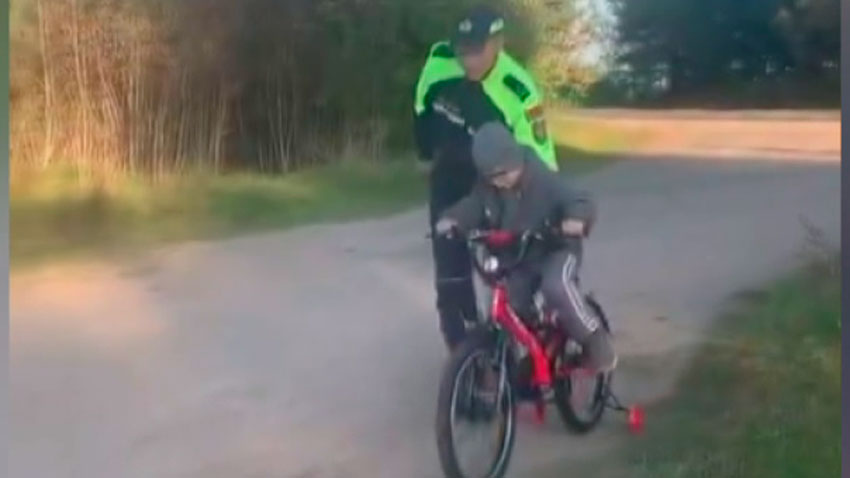 Сотрудник ГАИ, получивший компенсацию, купил велосипед детям из приемной семьи
