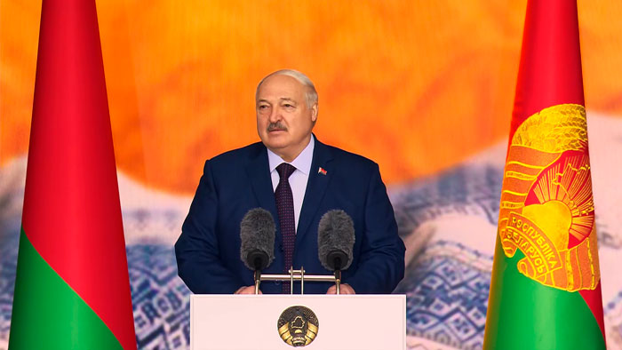 Лукашенко: никто нас, вас, нигде не ждет – там, где родился, там и пригодился