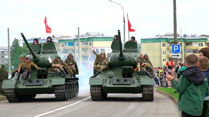 Легендарные танки Т-34 проехали по Слониму – в городе прошла акция «Марш Победы»