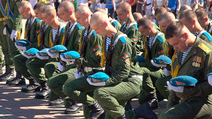 Сотни военнослужащих Брестского гарнизона склонили голову в знак памяти погибшим в ВОВ