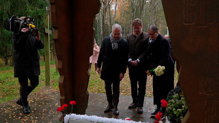 Спектакль под прицелом камер – евродипломаты посетили урочище Куропаты