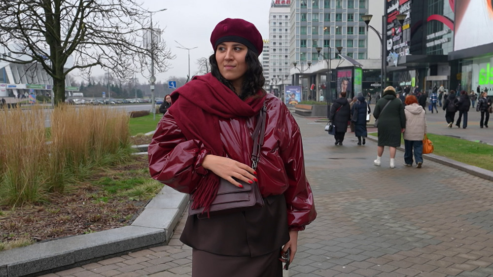 «Стиль – это образ жизни». Какие луки выбирают минские модники в декабре – оцените