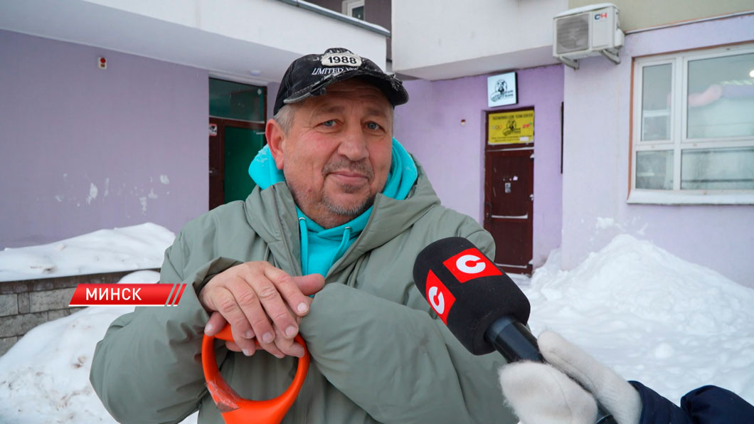 Звенит январская вьюга! Белорусы продолжают выходить на борьбу со снегом вместе с коммунальными службами-3