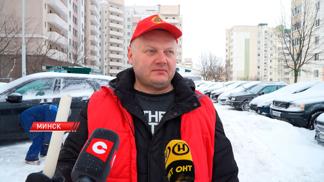 Звенит январская вьюга! Белорусы продолжают выходить на борьбу со снегом вместе с коммунальными службами-5