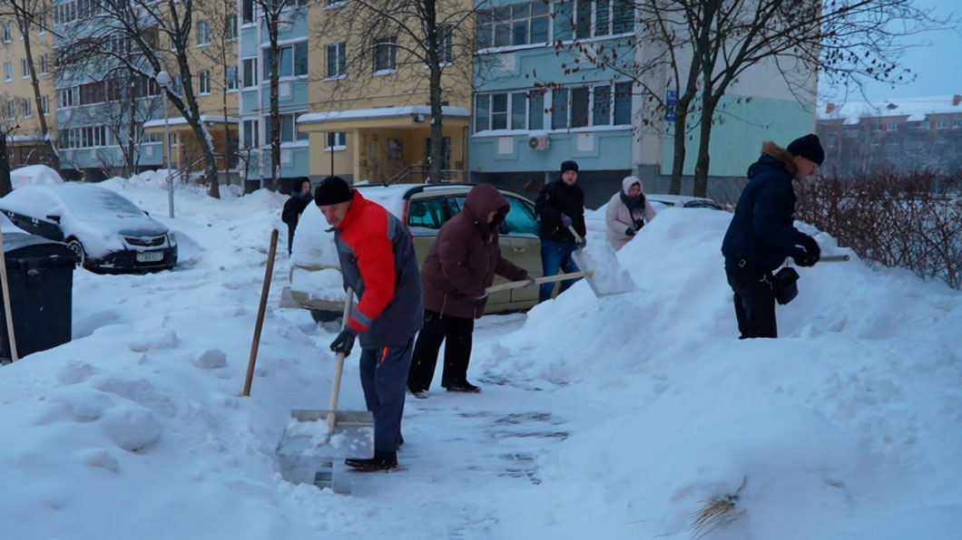 Звенит январская вьюга! Белорусы продолжают выходить на борьбу со снегом вместе с коммунальными службами