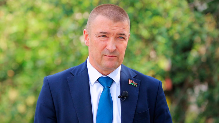 С какими проблемами люди приходят к членам Совета Республики? Поговорили с Александром Максимчуком