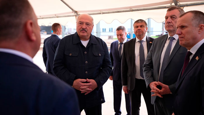 Лукашенко – Бартошу:  думай о том, сколько тебе надо будет построить арендного жилья