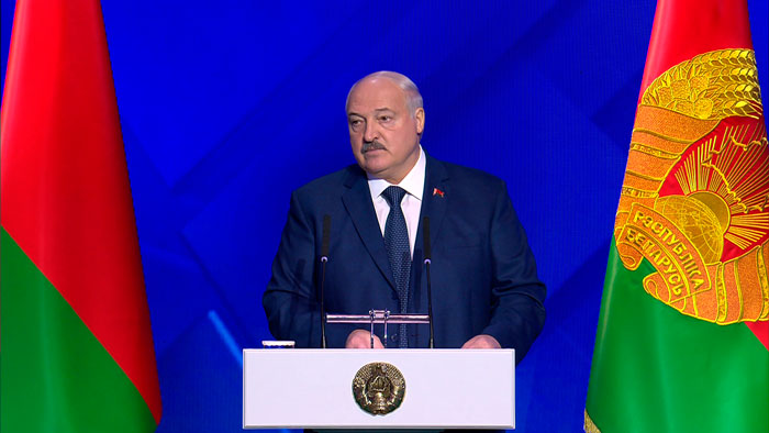 Лукашенко: те, кто вводит санкции, не стесняются попиариться на раздаче горячих пирожков голодным детям