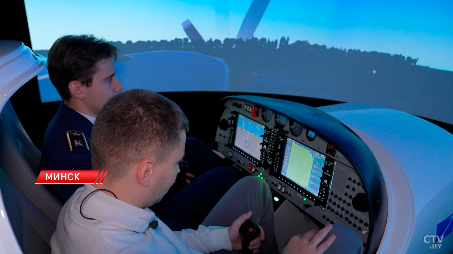 День работников гражданской авиации отметят 2 ноября. Как готовят будущих пилотов в Беларуси-6