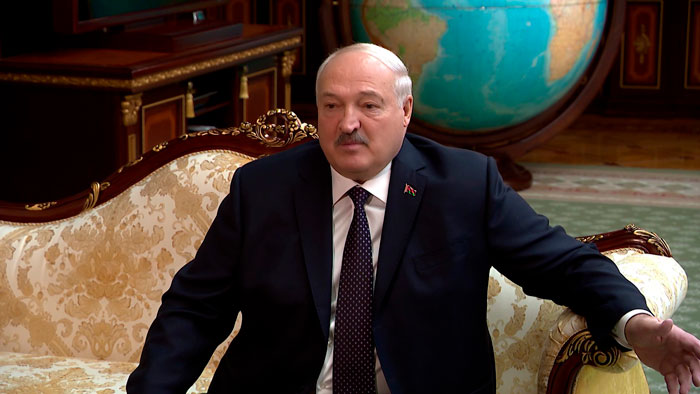 Лукашенко поблагодарил ЦИК и работников участковых комиссий за работу на выборах