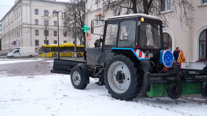 Более 3,5 тыс. работников ЖКХ Беларуси очищают улицы от снега