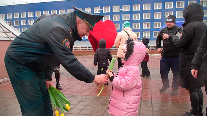 Сотрудники МЧС поздравили девушек Витебска с наступающим Международным женским днём
