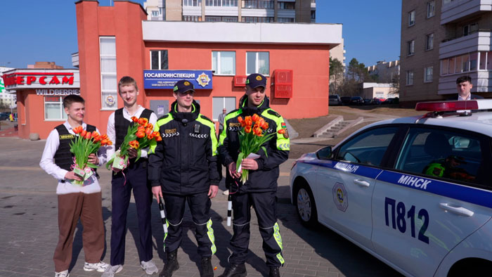 Причина остановки – 8 Марта! Сотрудники ГАИ поздравили автолюбительниц с праздником
