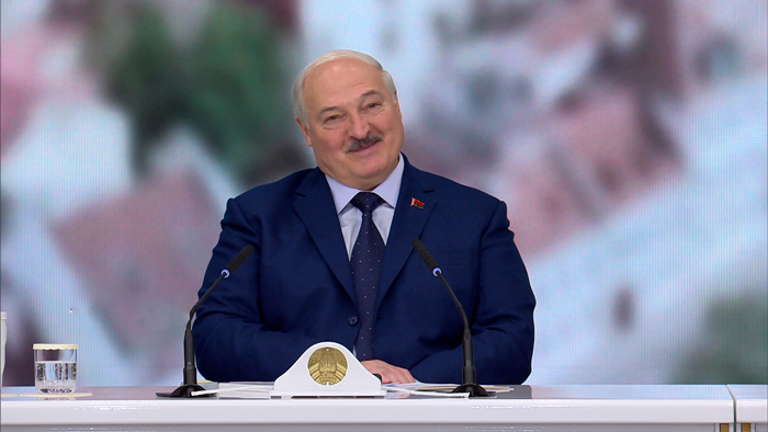 Лукашенко подарили картину, сгенерированную нейросетью