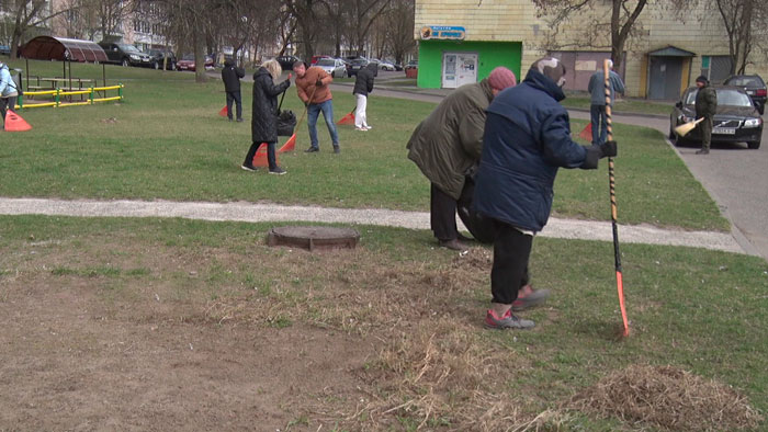 Жители одного из микрорайонов Гродно помогли ЖЭС в уборке придомовой территории