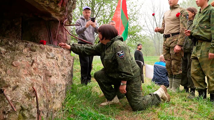 Волонтёры Беларуси и России приняли участие в благоустройстве мемориалов в Витебской области