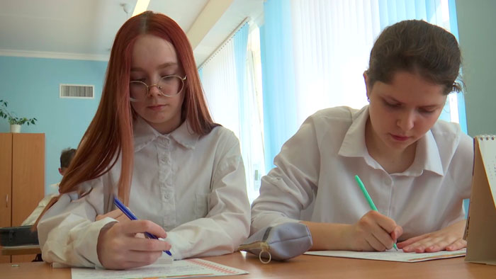 С 1 сентября в Беларуси запретят свободное пользование телефонами в школах