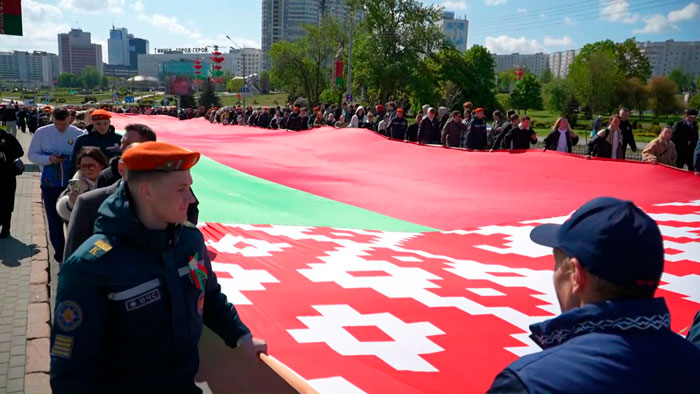 Сотни белорусов пронесли самое большое полотнище государственного флага по пр. Победителей