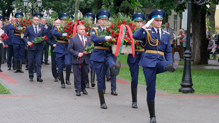 В Бресте возложили цветы к мемориалу, посвящённому подвигу 1-го Белорусского фронта