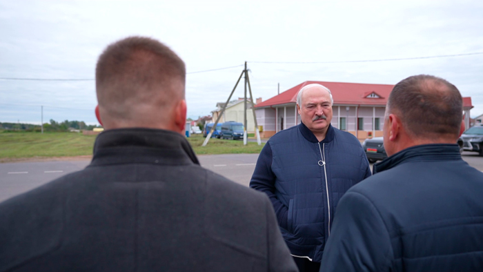 «Порядка здесь нет» – Лукашенко показали бокс механизатора в Шкловском районе