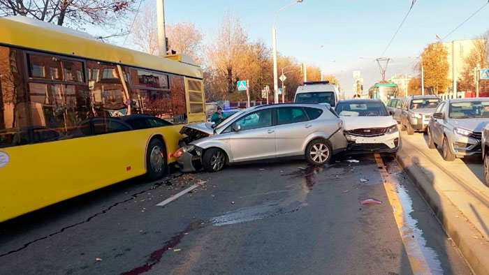 В Минске произошло ДТП с участием двух легковых машин и автобуса